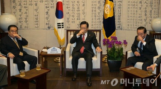 정의화 국회의장이 31일 서울 여의도 국회 의장접견실에서 여야 중진의원들과 회동에서 물을 마시고 있다. 왼쪽부터 더불어민주당 문희상 의원, 정 의장, 새누리당 서청원 의원. 2015.12.31/뉴스1 <저작권자 © 뉴스1코리아, 무단전재 및 재배포 금지>