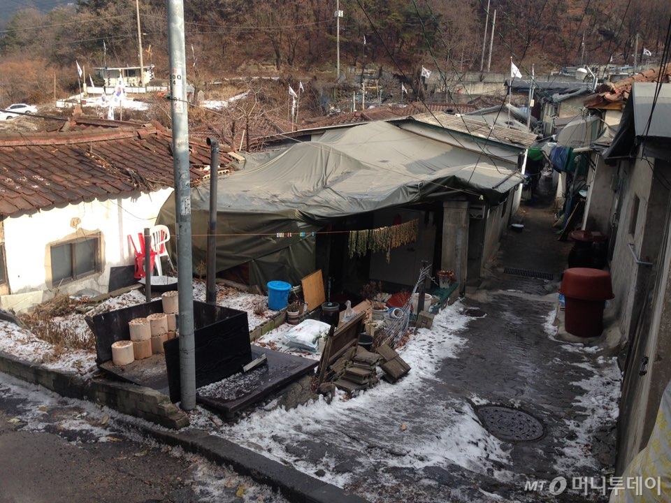 백사마을 주민 노모씨(73·여)의 방 안. 매일 정리하는 가계부를 보고 있다/사진=김주현 기자