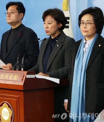 더불어민주당 여성가족위원회 소속 의원들이 29일 국회 정론관에서 긴급 기자회견을 열고 위안부 문제 한일장관 회담 결과를 규탄하고 있다. 왼쪽부터 홍익표, 남인순, 유승희 의원./사진=뉴스1