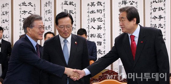 24일 오후 서울 여의도 국회에서 정의화 국회의장 주재로 열린 여야 지도부 회동에서 새누리당 김무성 대표와 새정치민주연합 문재인 대표가 인사를 나누고 있다. 2015.12.24/뉴스1 <저작권자 © 뉴스1코리아, 무단전재 및 재배포 금지>