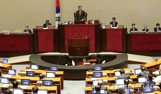 정의화 국회의장이 31일 서울 여의도 국회에서 열린 올해 마지막 본회의에서 선거구 획정안과 관련한 입장을 밝히고 있다. 정 의장은 이 자리에서 "원칙과 상식의 기준을 갖고 선거구 획정의 대타협을 이뤄낼 것을 여야에 강력히 주문한다"고 밝혔다. 2015.12.31/뉴스1 <저작권자 © 뉴스1코리아, 무단전재 및 재배포 금지>
