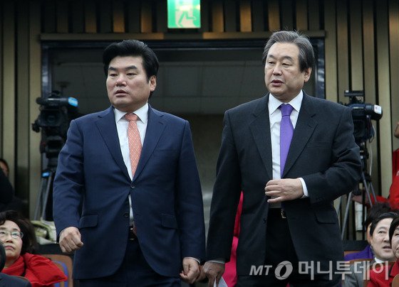 새누리당 김무성 대표와 원유철 원내대표가 31일 오전 서울 여의도 국회에서 열린 의원총회에 입장하고 있다. 2015.12.31/뉴스1 <저작권자 © 뉴스1코리아, 무단전재 및 재배포 금지>