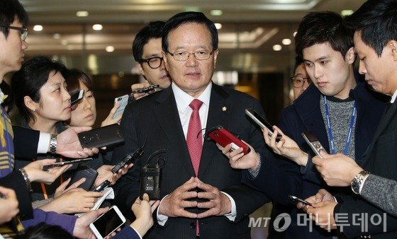 선거구 획정안에 대한 직권상정 여부가 초미의 관심사로 떠오른 가운데 정의화 국회의장이 31일 서울 여의도 국회 본청으로 출근하며 취재진의 질문에 답하고 있다. 정 의장은 이 자리에서 "1월1일 0시를 기해 선거구획정 기준을 현행대로 지역구 246석으로 하자고 전달하겠다"고 밝혔다. 2015.12.31/뉴스1