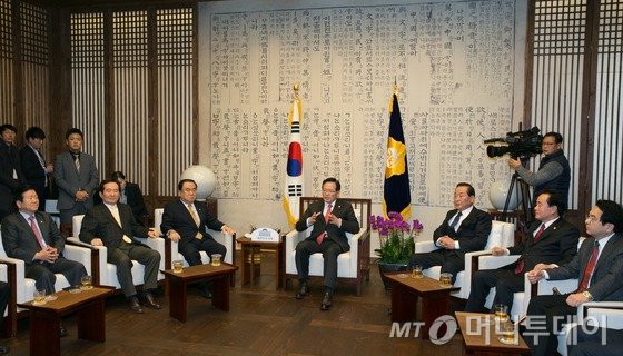 정의화 국회의장이 31일 서울 여의도 국회 의장접견실에서 여야 중진의원들과 회동하고 있다. 왼쪽부터 더불어민주당 박병석, 정세균, 문희상 의원, 정 의장, 새누리당 서청원, 이병석, 심재철 의원. 2015.12.31/뉴스1