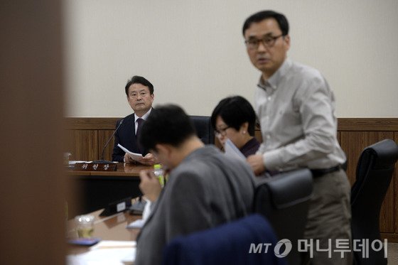 김대년 국회의원선거구획정위원회 위원장이 8일 오후 서울 관악구 중앙선거관리위원회 관악청사에서 열린 획정위원회 전체회의에 참석하고 있다. 2015.10.8/뉴스1