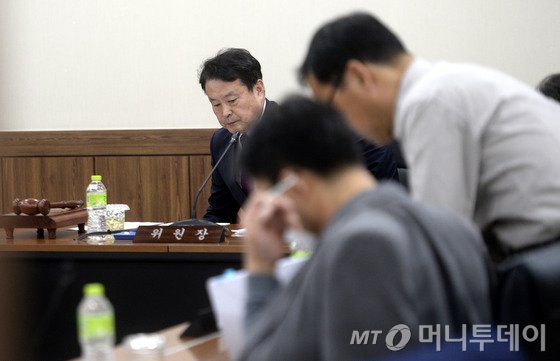 김대년 국회의원선거구획정위원회 위원장이 8일 오후 서울 관악구 중앙선거관리위원회 관악청사에서 열린 획정위원회 전체회의에 참석하고 있다. 2015.10.8/뉴스1