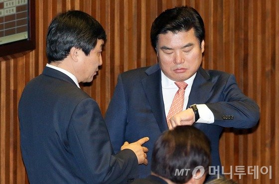 선거구 획정안을 놓고 여야의 물밑협상이 뜨거운 가운데 새누리당 원유철 원내대표와 더불어민주당 이종걸 원내대표가 31일 서울 여의도 국회에서 열린 올해 마지막 본회의에서 굳은 얼굴로 대화를 나누고 있다. 2015.12.31/뉴스1