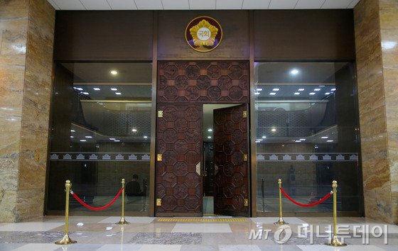 선거구획정을 둘러싼 여야의 마지막 물밑협상이 불발됐다. 31일 오후 본회의를 정회하고 각당 논의를 거쳤으나 별다른 성과를 거두지 못했다. 올해 마지막 본회의가 산회된 후 국회 본회의장의 문이 닫히고 있다. 2015.12.31/뉴스1