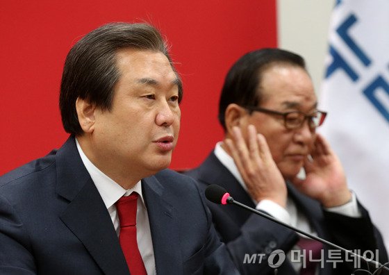 새누리당 김무성 대표가 4일 오전 서울 여의도 국회 대표최고위원실에서 열린 새해 첫 최고위원회의에서 모두발언을 하고 있다.이날 김 대표는 야권의 분열에 대해 "국민을 우습게 알고 우롱하는 행위"라고 비난했다. 2016.1.4/뉴스1 <저작권자 © 뉴스1코리아, 무단전재 및 재배포 금지>