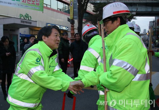 무소속 안철수 의원이 5일 오전 서울 영등포역 인근에서 환경미화원들과 함께 새해 맞이 청소를 마친 뒤 인사를 나누고 있다.