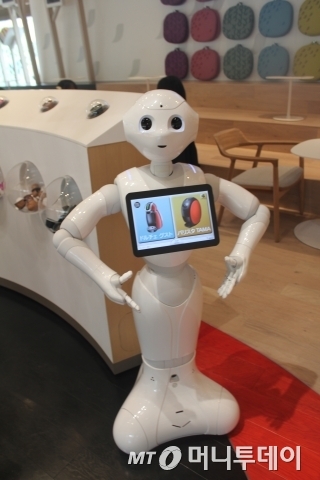 네스카페 하라주쿠점 내부에 서 있는 로봇 '페퍼'/사진=류준영 기자 <br>