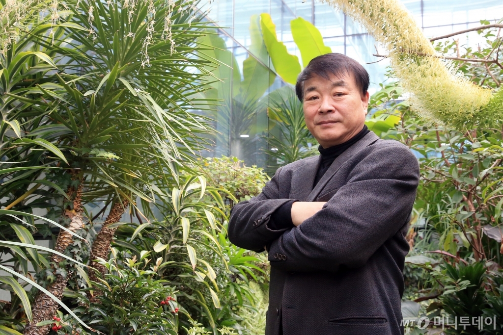 김상철 한컴 회장은 자신의 일상에 문화적 재료들을 듬뿍 발라놓으며 살고 있었다. 꽃과 나무들이 가득한 한컴 사옥 꼭대기층에서 사진 촬영에 나선 그는 "시간이 날 때마다 새에게 모이도 주고, 한바퀴 빙 둘러본다"며 "그래도 난 '문화적 인간'은 아니다"고 겸손해했다. /사진=이기범 기자 leekb@