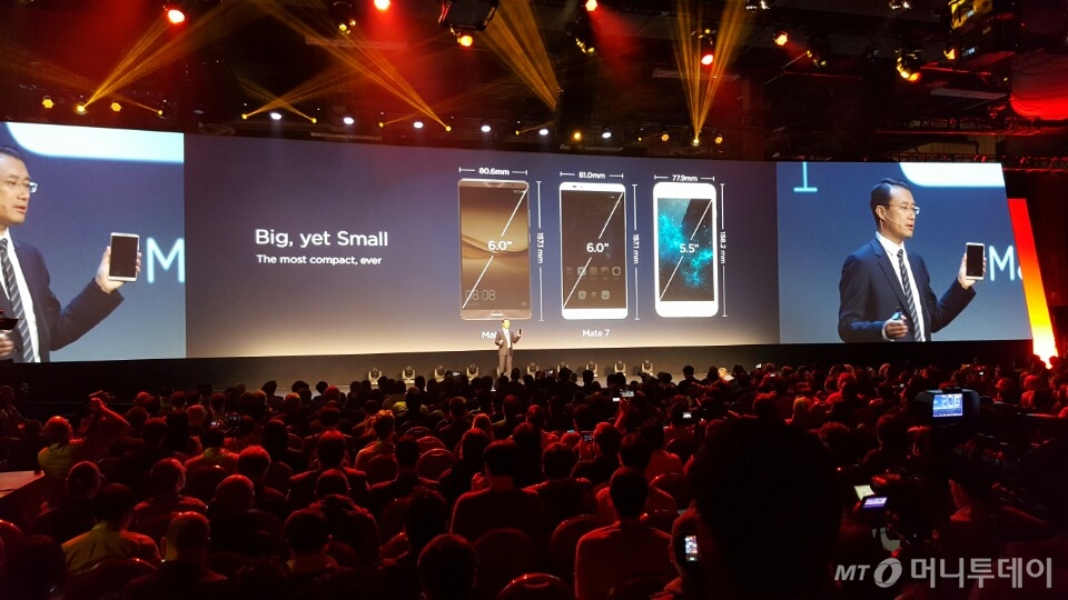 케빈 호 화웨이 부사장이 5일(현지시간) 미국 라스베이거스에서 열리는 국제가전전시회(CES)2016 개막에 앞서 열린 프레스컨퍼런스에서 자사의 스마트폰 '메이트8'을 소개하고 있다./사진=박종진 기자