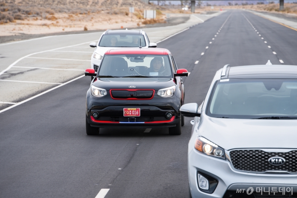 미국 네바다주에서 자율주행 시연 중인 기아자동차 쏘을 EV 자율주행차. /사진제공=기아자동차