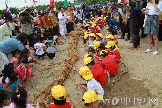 지난 5월 2일 경남 창녕군 영산 무형문화재 놀이당에서 열린 3.1민속문화제에서 유치원 원아들의 영산 줄다리기 행사가 열리고 있다. /사진=뉴스1