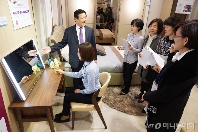 김경수 에몬스 회장이 고객 평가단에게 '매직미러'를 선보이고 있다.