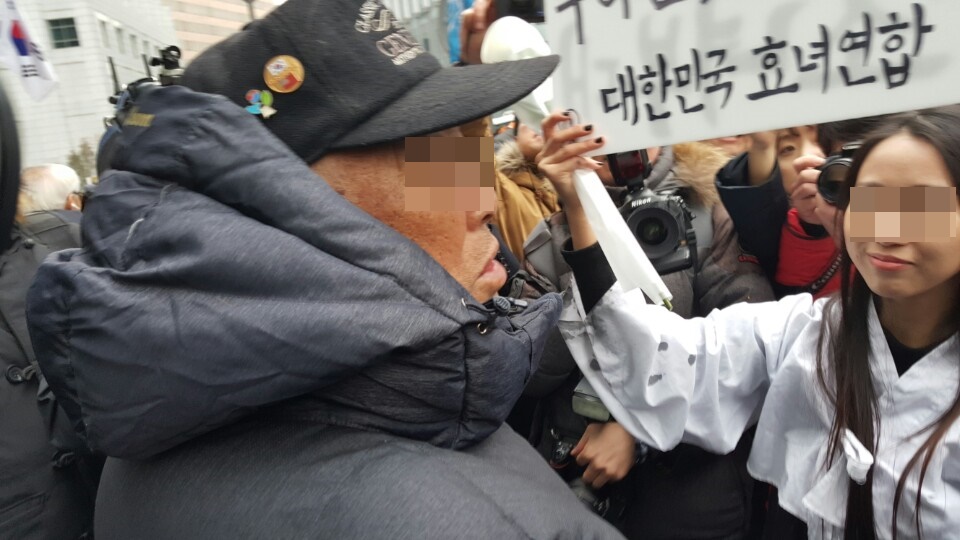 6일 오후 보수성향 단체인 어버이연합 회원(왼쪽)이 한일 위안부 협상안을 규탄하는 피켓을 든 여성 예술인을 향해 목소리를 높이고 있다./ 사진=남영희 기자