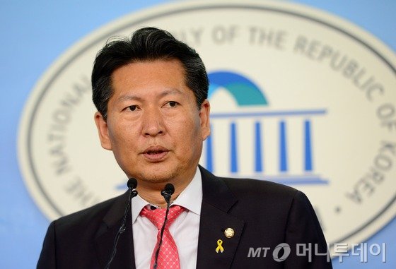국회 안전행정위원회 정청래 야당 간사가 10일 오후 서울 여의도 국회 정론관에서 열린 국감 관련 긴급기자회견에서 정종섭 행정자치부 장관 겸 선거주무장관의 '총선 필승' 건배사 발언과 관련, 정 장관의 사퇴를 촉구하며 국감 거부 의사를 밝히고 있다.2015.9.10/뉴스1 <저작권자 © 뉴스1코리아, 무단전재 및 재배포 금지>