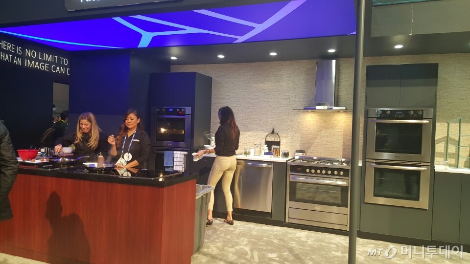 중국 가전업체 하이얼이 6일(현지시간) 미국 라스베이거스에서 열린 CES(국제가전전시회)에서 신제품을 공개하고 있다/사진=이미영 머니투데이 기자