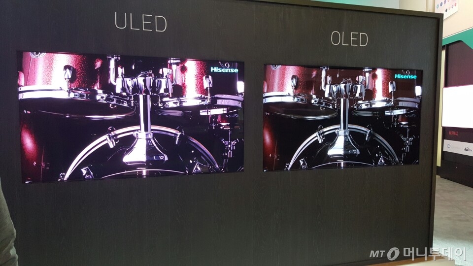 중국 가전업체 하이센스가 6일(현지시간) 미국 라스베이거스에서 열린 CES(국제가전전시회)에서 ULED와 OLED를 비교전시하고 있다/ 사진=이미영 머니투데이 기자