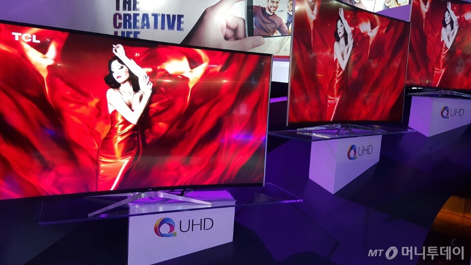 중국 가전업체 TCL이 'CES 2016'에서 퀀텀닷(양자점) TV를 전시하고 있다. 'QUHD'라는 로고가 삼성전자의 'SUHD"와 유사하다/사진=박종진 기자