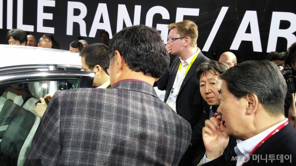 구본준 LG 부회장이 6일(현지시간) 미국 라스베이거스에서 열린 세계 최대 가전전시회 'CES 2016'에 참석해 메리 바라 GM 최고경영자의 기조연설을 들은 뒤 이날 GM이 발표한 전기차 볼트의 양산형 모델을 살펴보고 있다/사진=이미영 기자