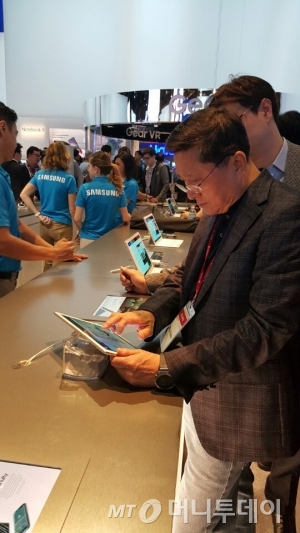 6일(현지시간) 미국 라스베이거스에서 열린 'CES 2016'에서 삼성전자 부스를 찾아 갤럭시 탭 프로 S를 조작해보는 한상범 LG디스플레이 부회장/사진=박종진 기자