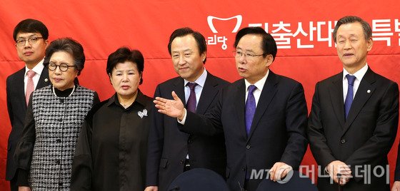 8일 서울 여의도 국회에서 열린 저출산대책 특별위원회 제3차 회의에서 이주영 특위위원장(오른쪽 두번째)을 비롯한 위원들과 정부 관계자들이 대화를 나누고 있다. 2016.1.8/뉴스1 <저작권자 © 뉴스1코리아, 무단전재 및 재배포 금지>