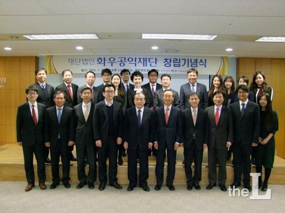 이홍훈 위원장은 지난해 1월 화우공익재단을 만들어 이끌어오고 있다.