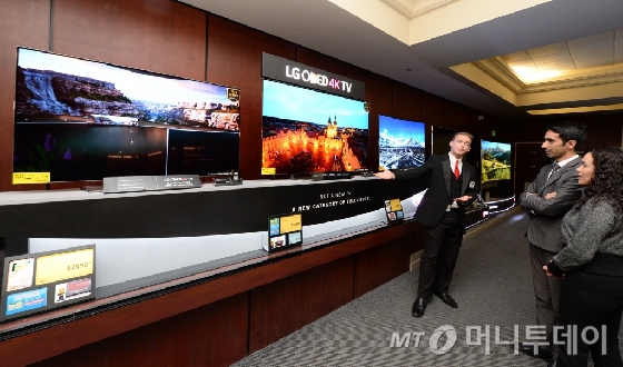 미국 네바다주 라스베이거스에 위치한 미국 서부 최대 가전 유통 업체 프라이스(Fry's) 매장에서 LG전자 미국 법인 직원이 올레드 TV에 대해 설명하고 있다/ 사진=LG전자 제공