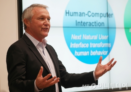 마크 번스타인 삼성전자 SRA 기술전략 및 운영 담당 전무가 8일(현지시간) 미국 실리콘밸리 SRA 사옥에서 운영 현황을 설명하고 있다/사진제공=삼성전자