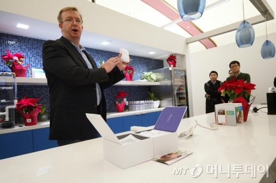 알렉스 호킨슨 스마트싱스 CEO가 8일(현지시간) 미국 실리콘밸리 스마트싱스 사옥에서 IoT 플랫폼을 활용해 가전기기들을 작동하는 시연을 보여주고 있다/사진제공=삼성전자