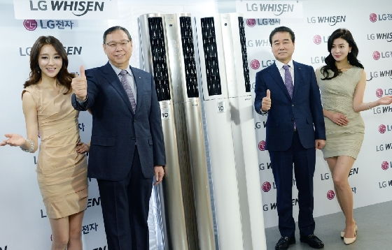 서울 여의도동 LG트윈타워에서열린 ‘휘센 듀얼 에어컨’출시 기자간담회에서 LG전자 H&A사업본부장 조성진 사장(제품의 왼쪽)과 한국영업본부장 최상규 사장(제품의 오른쪽)이 '휘센 듀얼 에어컨'을 소개하고 있다. /사진제공=LG전자