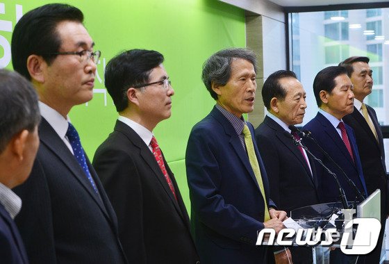 한승철 변호사를 포함한 영입인사를 발표하는 국민의당 한상진 창당준비위원장. 국민의당은 한 변호사를 포함한 영입인사 발표를 당일 취소했다./사진-뉴스1