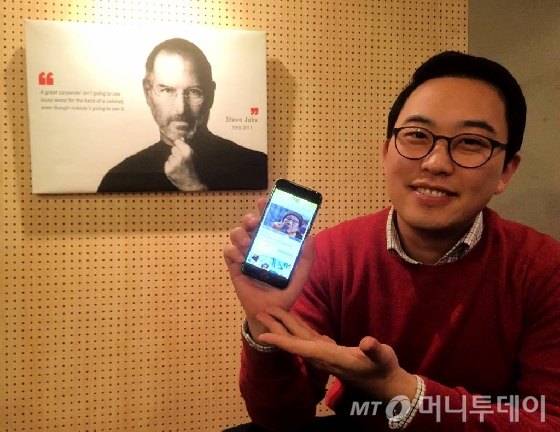 윤태환 루트에너지대표가 에너지절약인증사진으로 기부를 할 수 있는 '에너지히어로' 서비스에대해 설명하고 있다