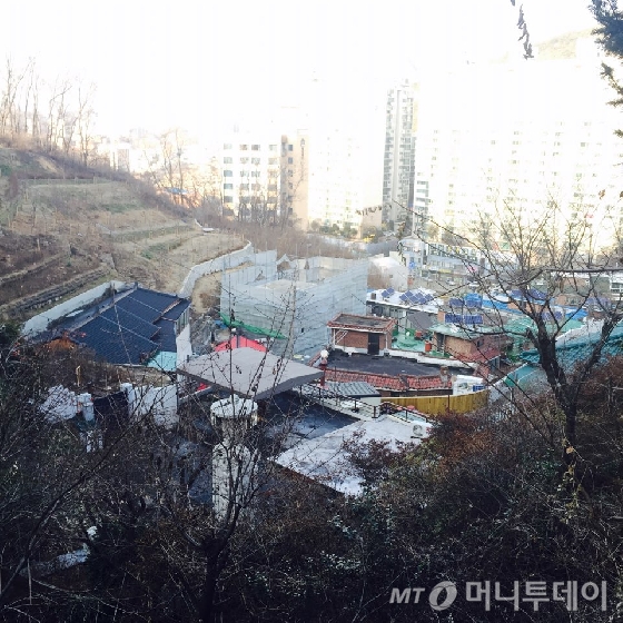 태양광발전소를 기부받은 산골마을 21가구 주민들은 절약된 전기요금의 일부를 적립해 다른 이웃들과 나누며 공동체 살리기운동을 펼치고 있다.