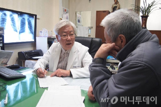 감염내과분야의 권위자인 신완식의무원장은 80여명의 전문의료진들과 함께 요셉의원에서 의료봉사를 펼치고 있다.