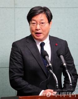 이춘석 더불어민주당 국회의원(익산 갑)이 13일 오전 전북 전주시 전라북도의회 브리핑룸에서 더불어민주당에 남겠다는 기자회견을 갖고 있다.2016.1.13/뉴스1  <저작권자 © 뉴스1코리아, 무단전재 및 재배포 금지>