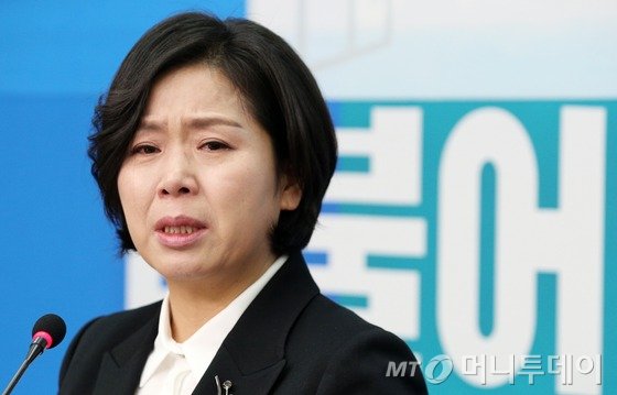 더불어민주당 '인재영입 8호'로 영입된 국가재정 전문가 김정우 세종대 교수가 13일 서울 여의도 국회에서 열린 입당 기자회견에서 부친의 정치만류에 대해 이야기 하다 눈물을 훔치고 있다. 김 교수의 부친 김철배 더민주 강원도당 고문은 12대 총선부터 15대 총선까지 5번(보궐선거 1회 포함)을 철원, 화천, 양구 지역에서 범민주당의 이름으로 출마해 모두 낙선했다. 2016.1.13/뉴스1  <저작권자 © 뉴스1코리아, 무단전재 및 재배포 금지>
