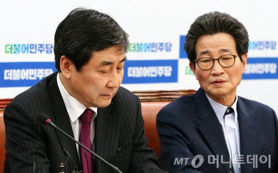 더불어민주당 이종걸 원내대표와 이목희 정책위의장이 14일 오전 서울 여의도 국회 원내대표 회의실에서 열린 정책조정회의에서 대화를 나누고 있다./사진=뉴스1