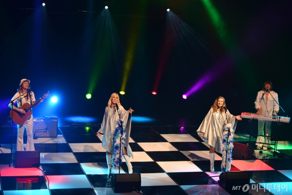 지금까지 전세계 40개국 4000회 공연을 펼친 아바걸스. 왼쪽부터 존 그랜트 심슨, 조지 바렛, 킴 그래엄 크로스, 조나단 홀더. /사진제공=H&R