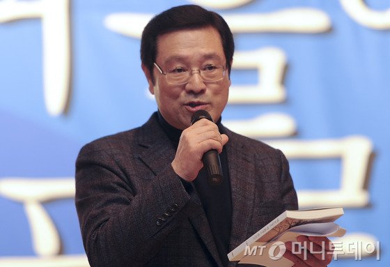 이용섭 전 의원이 10일 오후 광주 광산구 남부대학교 협동관에서 '벽오동은 겨울에도 푸르다' 북콘서트를 열고 발언하고 있다. 2016.1.10/뉴스1