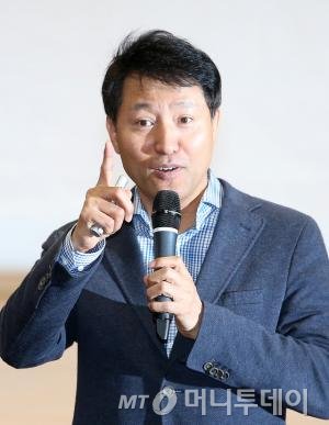 오세훈 전 서울시장이 6일 오전 서울 여의도 국회 의원회관에서 열린 제2회 대학생아카데미에서 강연을 하고 있다. 2015.11.6/뉴스1