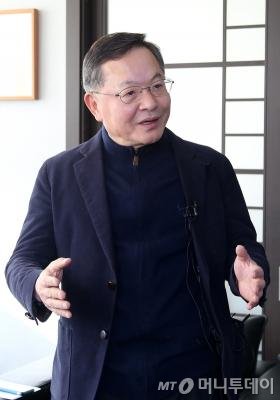 안대희 전 대법관이 13일 서울 용산구 자신의 사무실에서 기자회견을 하고 있다.2016.1.13/뉴스1