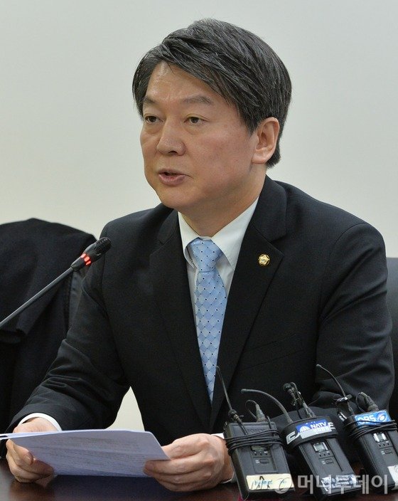 국민의당(가칭) 안철수 인재영입위원장이 18일 서울 마포구 국민의당 당사에서 열린 기조회의에서 모두 발언을 하고 있다. 2016.1.18/뉴스1 <저작권자 © 뉴스1코리아, 무단전재 및 재배포 금지>