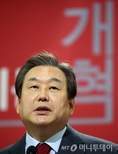 새누리당 김무성 대표가 18일 서울 여의도 국회 의원회관에서 열린 신년 기자회견에서 정국 현안에 대한 견해를 밝히고 있다. 2016.1.18/뉴스1 <저작권자 © 뉴스1코리아, 무단전재 및 재배포 금지>