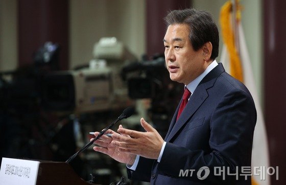 새누리당 김무성 대표가 18일 서울 여의도 국회 의원회관에서 열린 신년 기자회견에서 정국 현안에 대한 견해를 밝히고 있다. 2016.1.18/뉴스1 <저작권자 © 뉴스1코리아, 무단전재 및 재배포 금지>