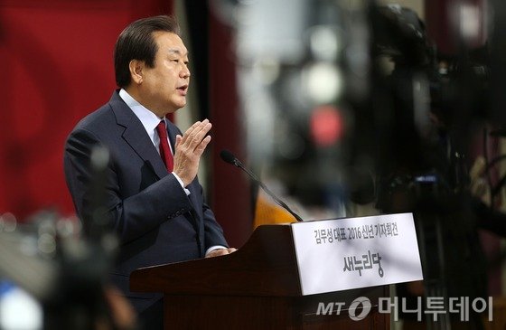 새누리당 김무성 대표가 18일 서울 여의도 국회 의원회관에서 열린 신년 기자회견에서 정국 현안에 대한 견해를 밝히고 있다. 2016.1.18/뉴스1