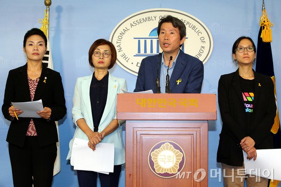 국회 환경노동위원회 소속 더불어민주당 의원들. 사진=뉴스1.