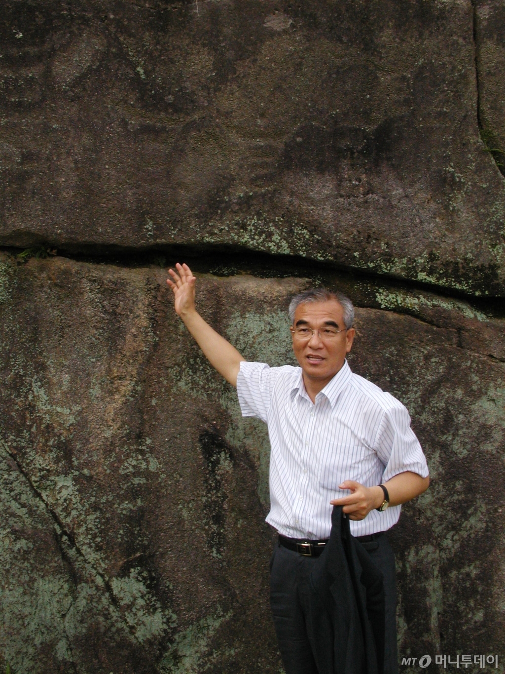 최광식 전 문화체육부 장관이 경북 영주 가홍리 암각에서 '삼국유사'에 기술된 관련 에피소드를 전하고 있다. /사진제공=문화체육관광부